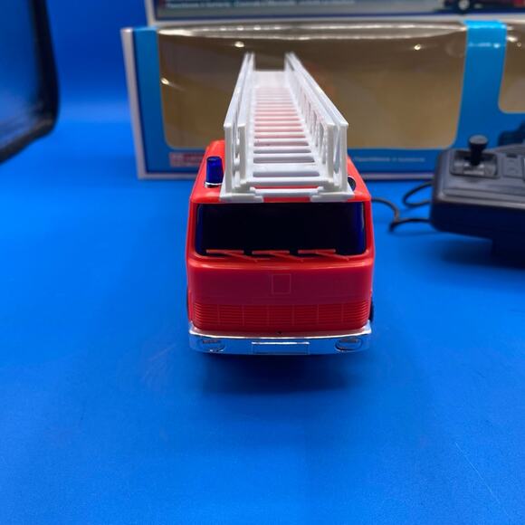 LUCKY TOYS - HONG KONG - VINTAGE PLASTIC -BATTERY OPERATED FIRE TRUCK NO.2077 - Picture 3 of 12